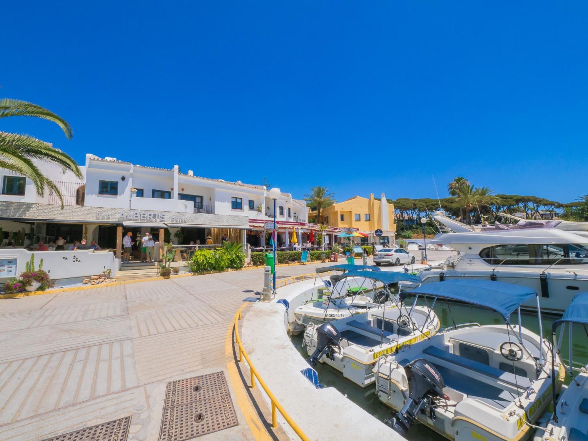Apartamento Cubo's Estudio Cabopino Port & Parking *